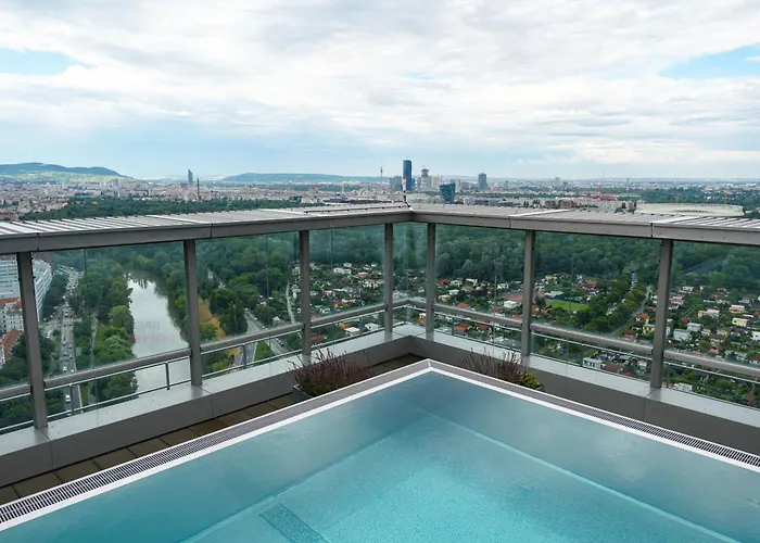 Stylish With Balcony And Pool דירה