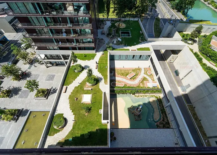 Stylish With Balcony And Pool דירה וינה