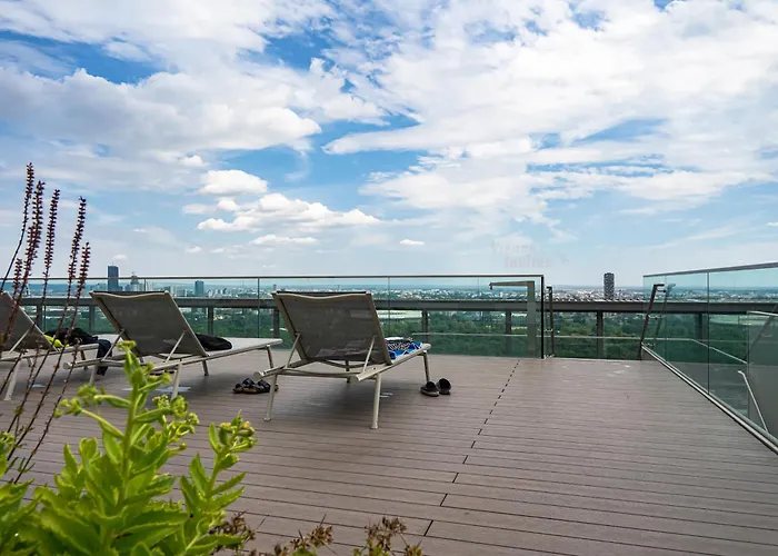 Stylish With Balcony And Pool * וינה