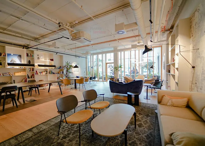 Stylish With Balcony And Pool דירה *