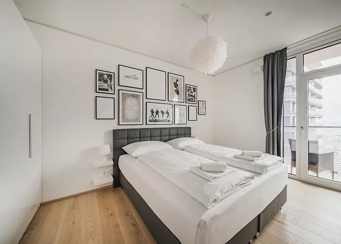 Stylish With Balcony And Pool דירה וינה