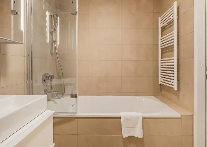 Stylish With Balcony And Pool דירה