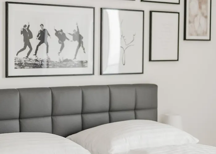 Stylish With Balcony And Pool וינה