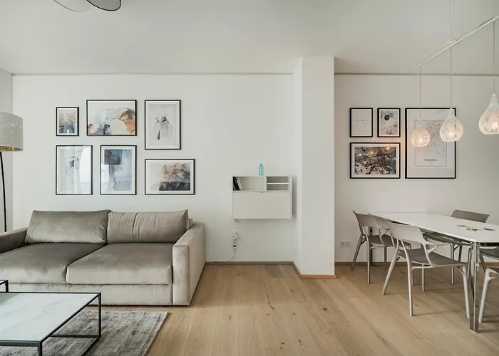 Stylish With Balcony And Pool דירה וינה