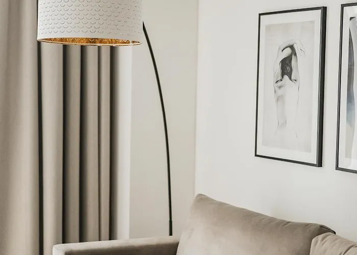 Stylish With Balcony And Pool דירה וינה