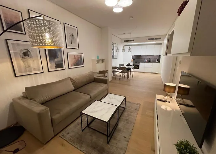 Stylish With Balcony And Pool וינה