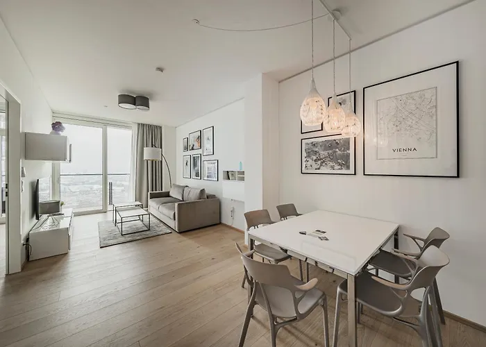 Stylish With Balcony And Pool וינה