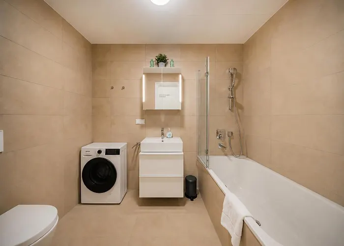 Stylish With Balcony And Pool * וינה